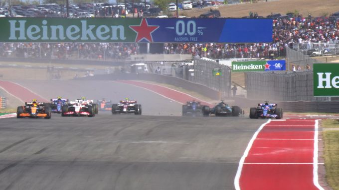 F1 GP Usa 2022, Austin: l'incidente tra Lance Stroll (Aston Martin) e Fernando Alonso (Alpine) | Foto: Twitter @F1