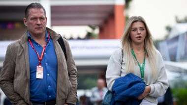 F1, Jos Verstappen nel paddock con la figlia Victoria, la sorella di Max