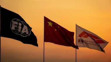 F1, la bandiera cinese a fianco di quella Fia e Formula 1 nel Gp di Shanghai 2019