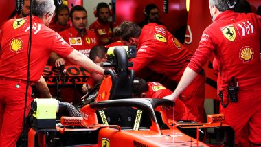 F1: meccanici Ferrari a lavoro sulla monoposto