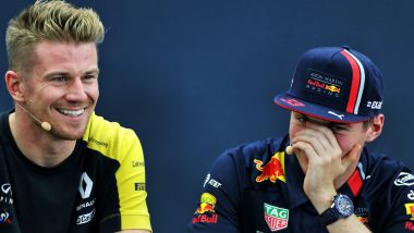 F1: Nico Hulkenberg scherza con Max Verstappen