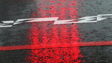 F1, pioggia sull'asfalto e semafori rossi