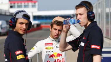 F1 rookie test Silverstone 2013: Antonio Felix Da Costa (Red Bull) a colloquio con Carlos Sainz e Daniil Kvyat