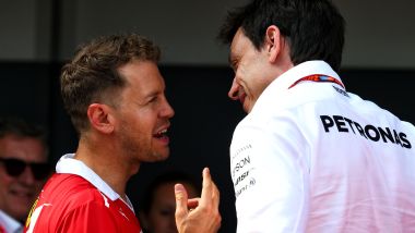F1: Sebastian Vettel (Ferrari) con Toto Wolff (Mercedes)