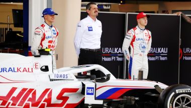 F1 Test Bahrain 2021, Sakhir: Gunther Steiner tra i due piloti Nikita Mazepin e Mick Schumacher (Haas)