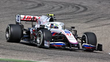 F1 Test Bahrain 2021, Sakhir: la Haas VF-21 di Mick Schumacher e Nikita Mazepin in azione