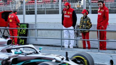 F1 Test Barcellona 2019: John Elkann e Mattia Binotto (Ferrari) guardano in pit-lane la Mercedes