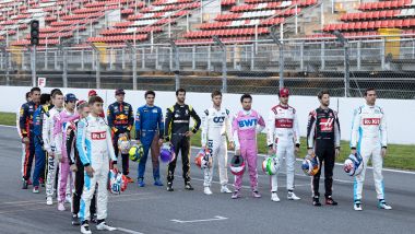 F1 Test Barcellona 2020: i piloti partecipanti al campionato schierati sul rettilineo del Montmelò