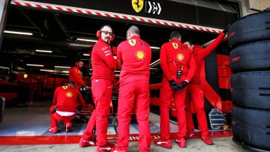 F1 Test Barcellona 2020: meccanici Ferrari davanti alla SF1000