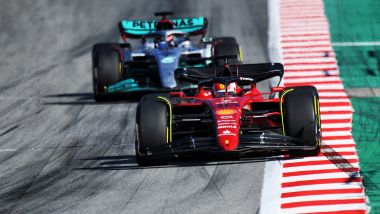 F1 Test Barcellona 2022: Charles Leclerc (Scuderia Ferrari) precede George Russell (Mercedes AMG F1)
