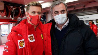 F1 Test Ferrari 2021, Fiorano: Mick Schumacher con Carlos Sainz Sr.