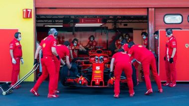 F1 Test Ferrari Mugello 2020: Sebastian Vettel riportato ai box dai meccanici