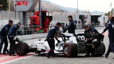 F1 Testing 2020: i meccanici Alpha Tauri riportano nel box la AT01