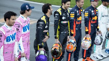 F1 Testing 2020: Perez, Stroll, Ricciardo, Ocon, Albon, Verstappen e Hamilton scherzano prima della foto di gruppo