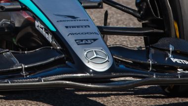 F1 Testing 2024: particolare dell'ala anteriore Mercedes W15