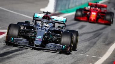 F1 Testing: Valtteri Bottas (Mercedes) inseguito in pitlane da Charles Leclerc (Ferrari)