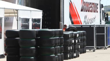 F1: uno dei mezzi Bridgestone nel paddock