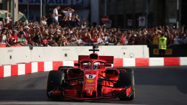 F1, Vettel sfila tra le via di Milano con la Ferrari SF71H alla vigilia del GP Italia 2018