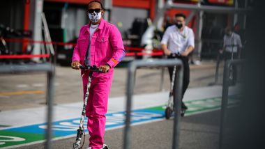 F1,,GP Emilia Romagna: Lewis Hamilton di rosa vestito