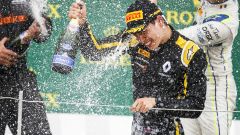 F2 Silverstone, Sprint Race: vince Aitken, Ghiotto fora