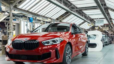 Fabbrica BMW di Lipsia: raggiunti oltre 3,3 milioni di esemplari con una 128Ti rossa