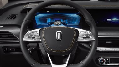 Fawcar debutta in Italia con cinque SUV: interni e quadro strumenti Bestune T77