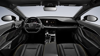 Fawcar debutta in Italia con cinque SUV : l'abitacolo del SUV/coupé B70S