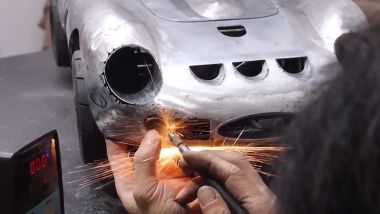 Ferrari 250 GTO radiocomandata: una fase della lavorazione del modello in scala
