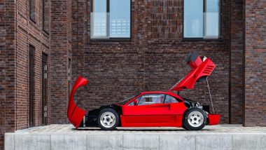 Ferrari 288 GTO Evoluzione, vista laterale coi cofani aperti - foto RM Sotheby's