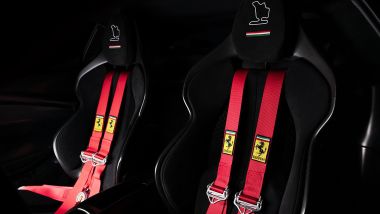 Ferrari 296 GTB Assetto Fiorano Tailor Made: i sedili con il circuito dell'Hungaroring ricamato
