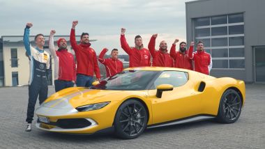 Ferrari 296 GTB: il team festeggia l'ottimo risultato ottenuto con la berlinetta