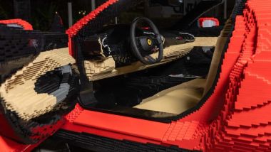 Ferrari 296 GTS Lego: l'abitacolo replicato fedelmente con i mattoncini colorati