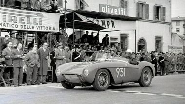 Ferrari 500 Mondial Spider: il pilota Franco Cortese in gara alla Coppa della Toscana 1954