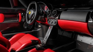 Ferrari Enzo 2003 Broad Arrow Auctions: gli interni con rivestimenti in pelle rossa