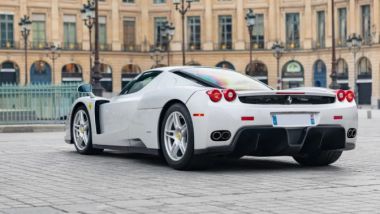 Ferrari Enzo: all'asta da RM Sotheby's il raro esemplare in Grigio N&uuml;rburgring e interni rossi
