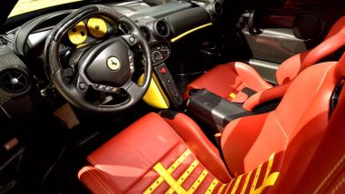 Ferrari Enzo: gli interni rivestiti in pelle bicolore rosso/giallo sono un'altra esclusiva dell'auto