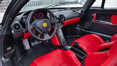 Ferrari Enzo: l'abitacolo della supercar di Maranello &egrave; perfettamente manutenuto