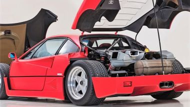 Ferrari F40: il V8 in bella vista