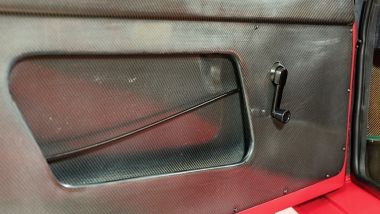 Ferrari F40: l'apertura della portiera tramite un cavo