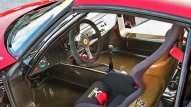 Ferrari F50 GT: l'abitacolo spogliato di tutto e con i sedili a guscio della MOMO