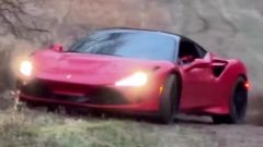 Ferrari F8 scala sentiero offroad in derapata, il video Instagram