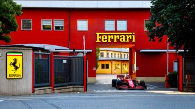 Ferrari, la SF1000 di Charles Leclerc varca i cancelli dello stabilimento storico di Maranello