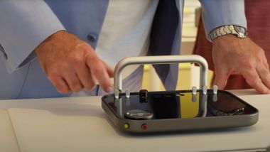 Ferrari Luce: un dettaglio esclusivo dell'abitacolo &egrave; l'innovativo touchscreen