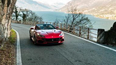 Ferrari Portofino M sulle strade del lago di Lecco