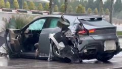 Foto Ferrari Purosangue distrutta in incidente in Cina