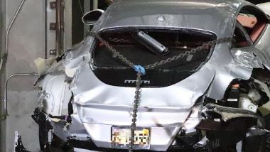 Ferrari Roma precipitata: la supercar incatenata per essere estratta, i danni sono tanti