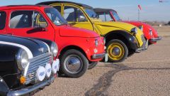 Fiat 500 vs VW Maggiolino, Mini e Citroen 2 CV: il video della sfida
