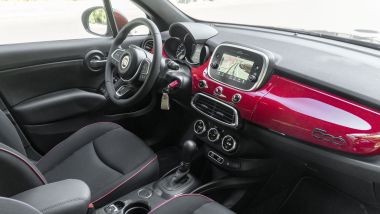 Fiat 500X Hybrid Red: l'abitacolo con finiture rosse