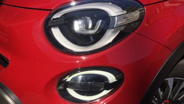 Fiat 500X Hybrid Red: un dettaglio dei fari full LED