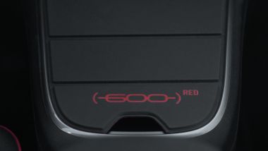 Fiat 600e Red, il coperchio del vano portaoggetti imita le custodie dei tablet